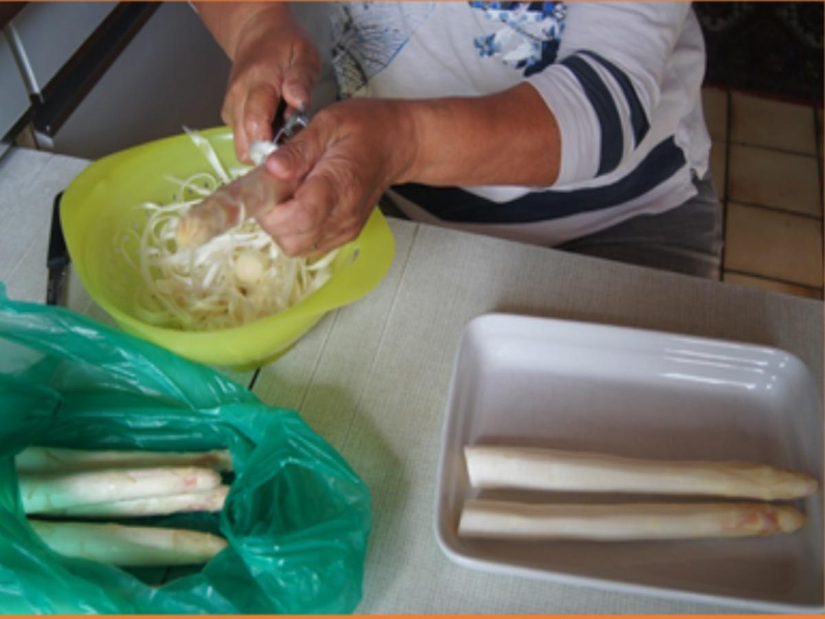 Spargel mit Räucherlachs, Drillingen und herzhafter Crème fraîche Sauce - Rezept - Bild Nr. 3