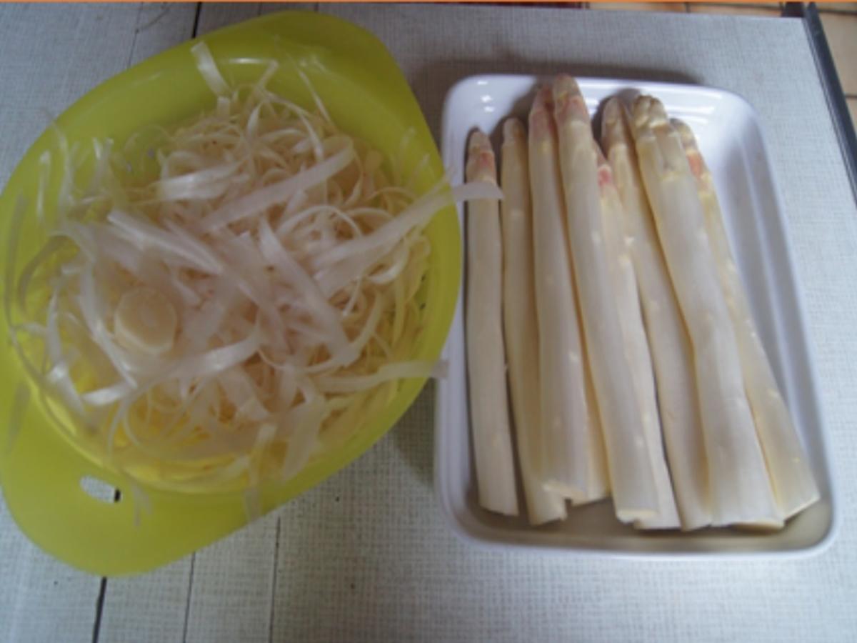 Spargel mit Räucherlachs, Drillingen und herzhafter Crème fraîche Sauce - Rezept - Bild Nr. 4