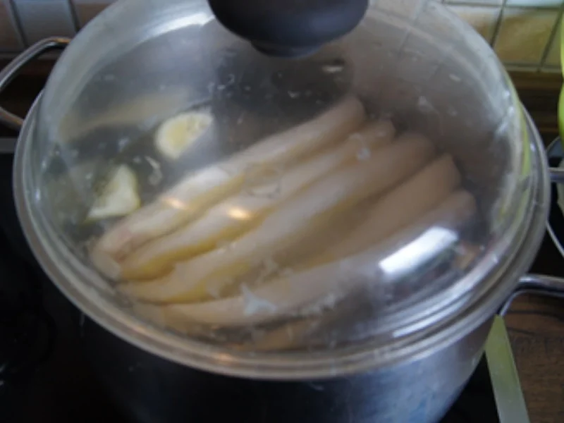 Spargel mit Räucherlachs, Drillingen und herzhafter Crème fraîche Sauce - Rezept - Bild Nr. 6