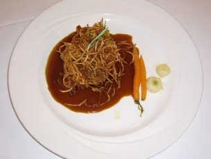 Bisonsteak rustikal mit Strohballen, Rübengemüse und Zwiebelsoße - Rezept