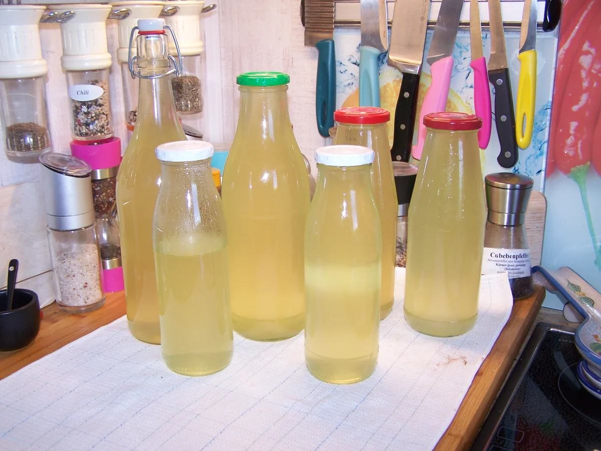 Rezept: Holunderblüten-Sirup Bild Nr. 2 Holunderblüten-Sirup - Rezept - Bild Nr. 2