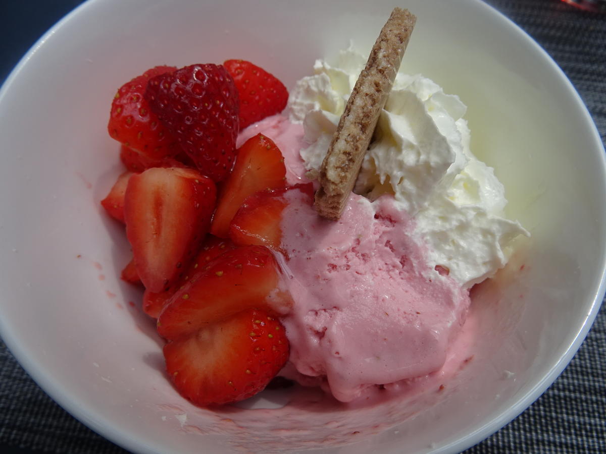 Erdbeer-Ricotta-Eis mit frischen Erdbeeren - Rezept - Bild Nr. 2