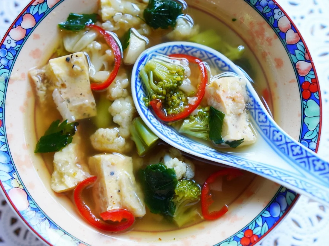 Gemüsesuppe mit Kräuteromelett - Rezept - Bild Nr. 2