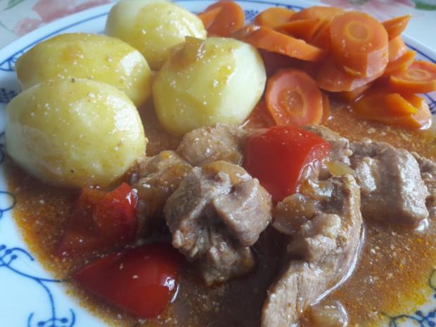 Schweinegulasch schmeckt auch aufgewärmt sehr gut - Rezept mit Bild ...