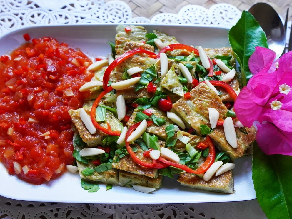 Sahneomelett mit Basilikumblätter und Tomatensauce - Rezept - Bild Nr. 2