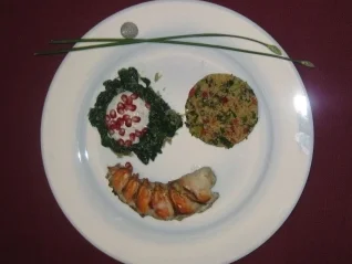 Rezept: Dattel-Langusten und Granatapfel-Spinat mit Kardamom-Joghurt Dattel-Langusten und Granatapfel-Spinat mit Kardamom-Joghurt - Rezept