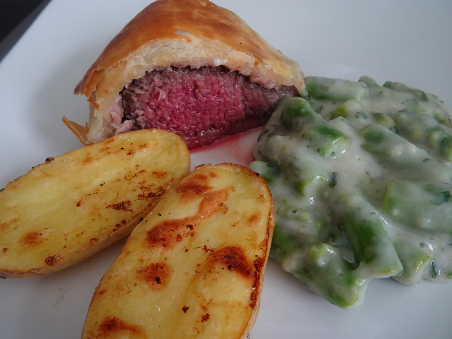 Rinderfilet im Blätterteigmantel, Spargel-Ragout und Ofenkartoffeln ...