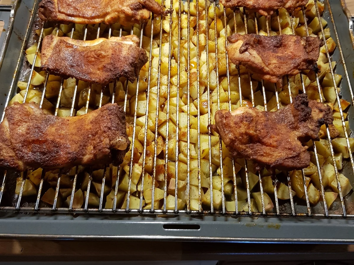 Rezept: Hähnchenschenkel mit Backkartoffeln Bild Nr. 10663 Hähnchenschenkel mit Backkartoffeln - Rezept - Bild Nr. 10663