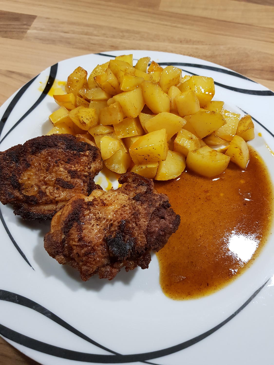 Hähnchenschenkel mit Backkartoffeln - Rezept - kochbar.de