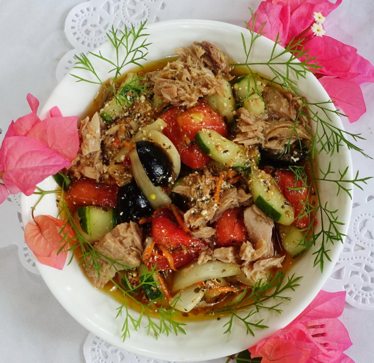 Gemischter Salat mit Thunfisch und Oliven - Rezept - Bild Nr. 2