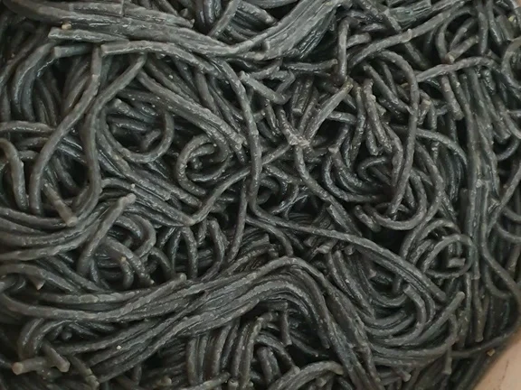 Schwarze Nudeln  "Blakkies" mit Maisbollo - Rezept - Bild Nr. 10669