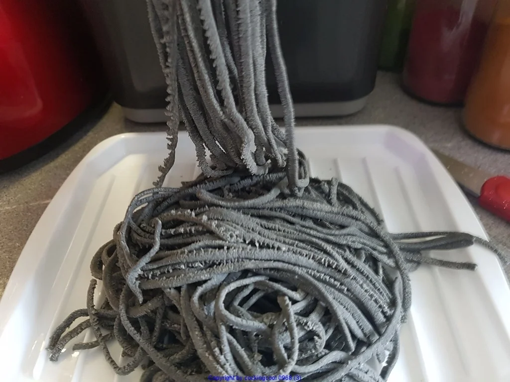 Schwarze Nudeln  "Blakkies" mit Maisbollo - Rezept - Bild Nr. 10670