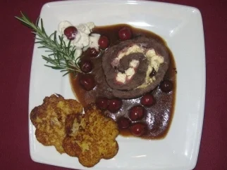 Hirschrollbraten an Kirschsoße mit Rösti - Rezept