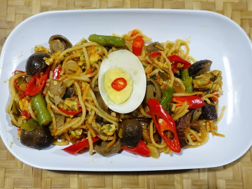 Kantonesische bunte Eiernudeln mit Strohpilzen und Ei - Rezept - Bild Nr. 2