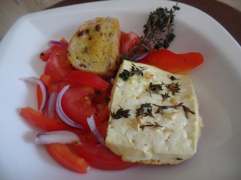 Gebackener Feta mit Tomaten-Paprika-Salat - Rezept - kochbar.de