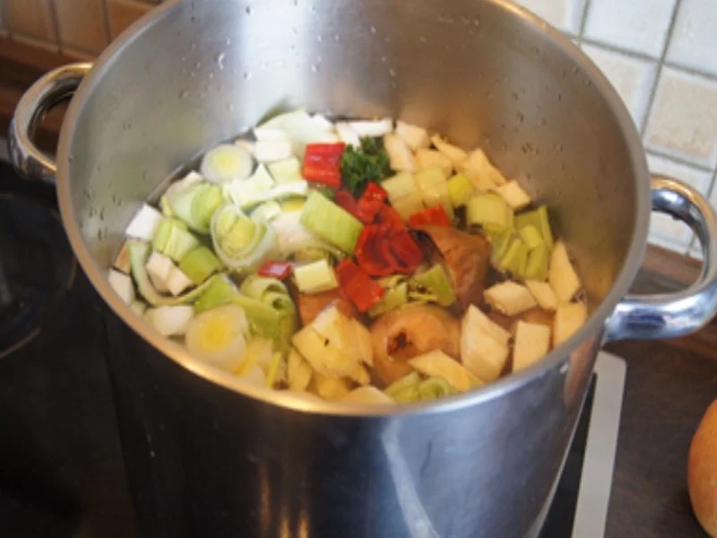 Herzhafte Hühnerbrühe für chinesisches Kochen - Rezept - Bild Nr. 9