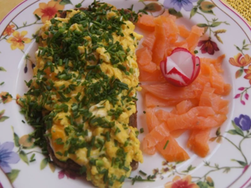 Rezept: Räucherlachs mit Rührei auf Vollkornbrot Bild Nr. 2 Räucherlachs mit Rührei auf Vollkornbrot - Rezept - Bild Nr. 2