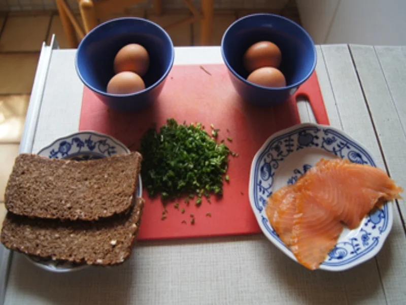 Rezept: Räucherlachs mit Rührei auf Vollkornbrot Bild Nr. 5 Räucherlachs mit Rührei auf Vollkornbrot - Rezept - Bild Nr. 5