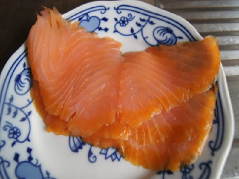 Rezept: Räucherlachs mit Rührei auf Vollkornbrot Bild Nr. 8 Räucherlachs mit Rührei auf Vollkornbrot - Rezept - Bild Nr. 8