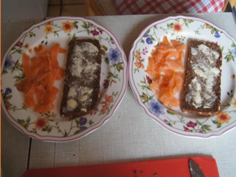 Rezept: Räucherlachs mit Rührei auf Vollkornbrot Bild Nr. 9 Räucherlachs mit Rührei auf Vollkornbrot - Rezept - Bild Nr. 9