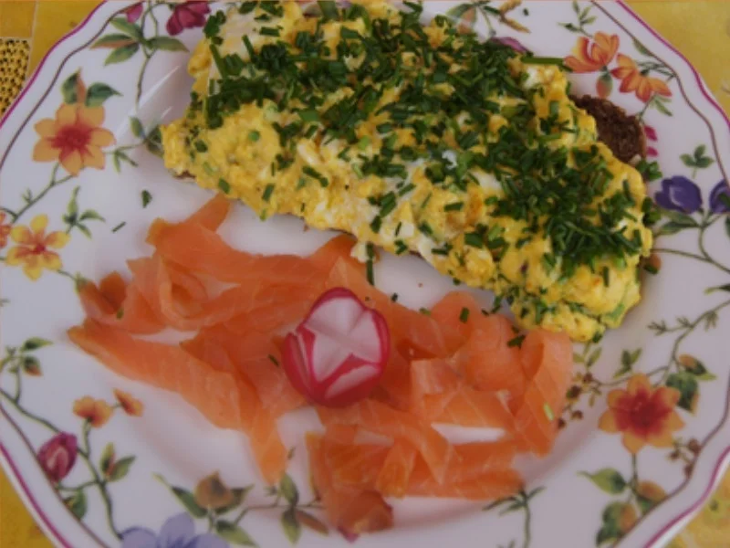 Rezept: Räucherlachs mit Rührei auf Vollkornbrot Bild Nr. 12 Räucherlachs mit Rührei auf Vollkornbrot - Rezept - Bild Nr. 12