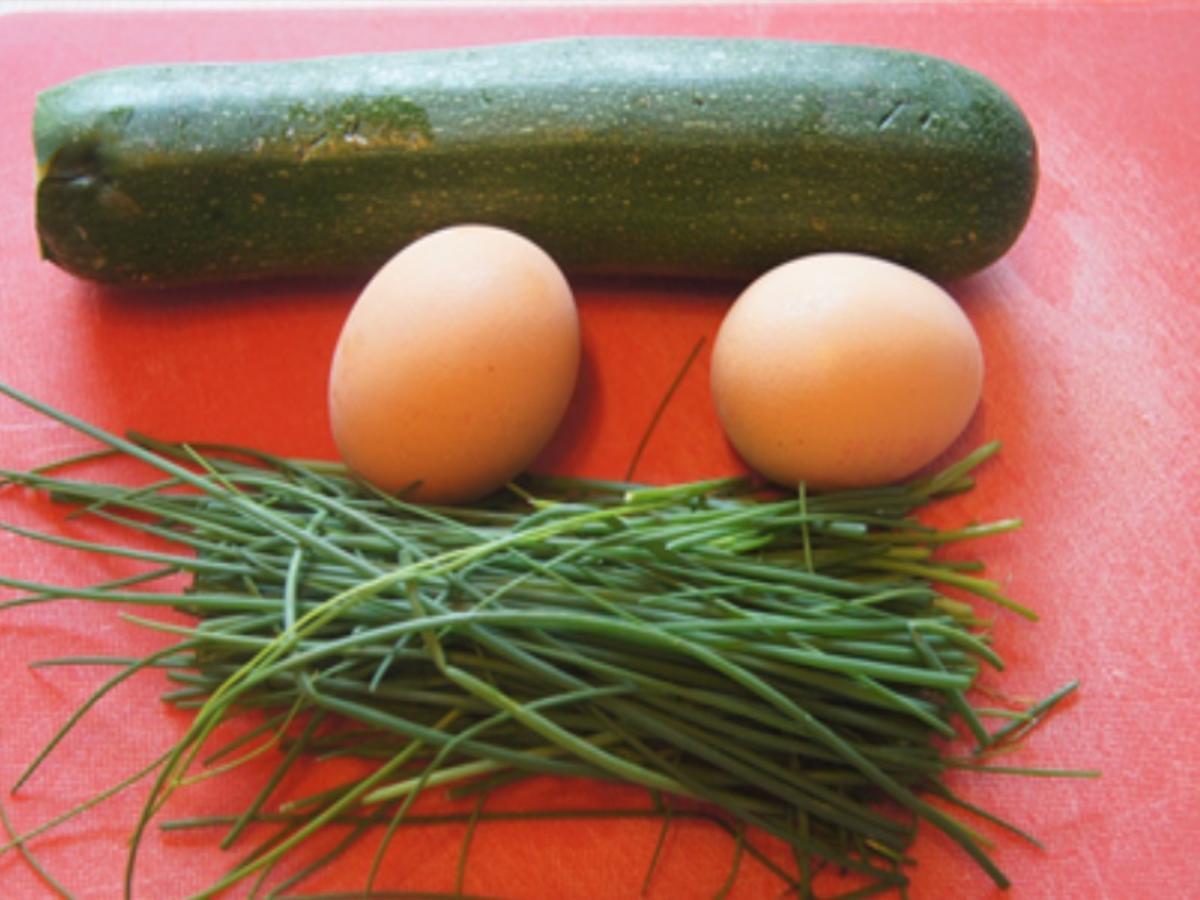 Omelett mit Zucchini und Schnittlauch - Rezept - Bild Nr. 3