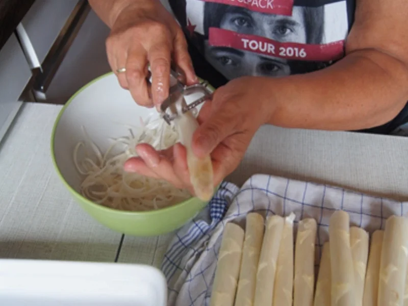 Spargel mit Gourmetschinken, Kartoffelpilzen und Jogurt-saure Sahne-Sauce - Rezept - Bild Nr. 4