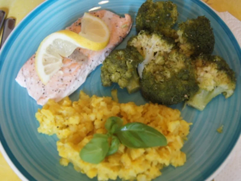 Lachsfilet mit Brokkoli und Selleriestampf - Rezept - Bild Nr. 2