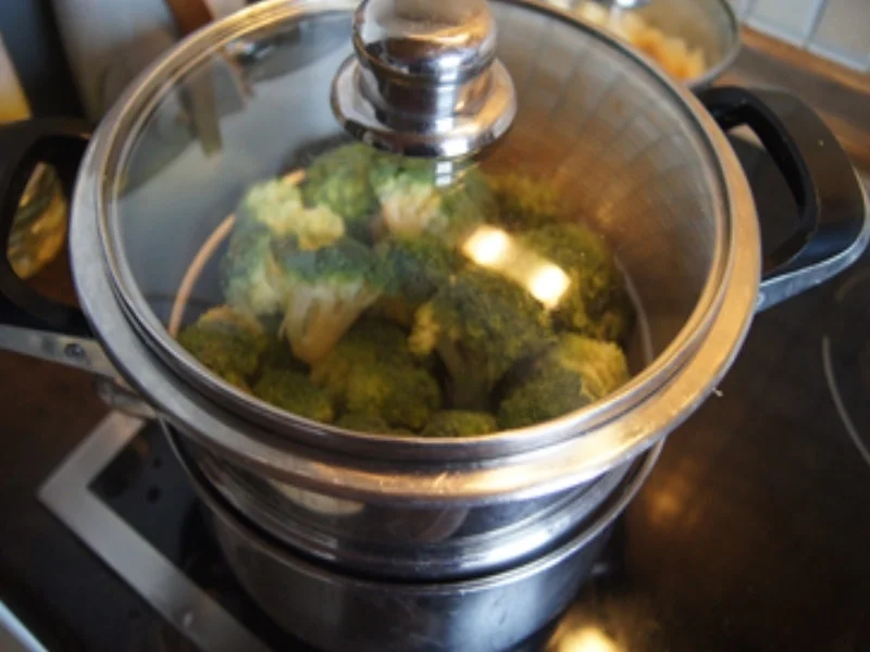 Lachsfilet mit Brokkoli und Selleriestampf - Rezept - Bild Nr. 8