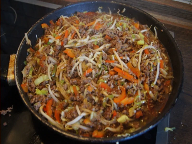 Rezept: Frühlingsrollen mit Rinderhackfleisch und Gemüse Bild Nr. 8 Frühlingsrollen mit Rinderhackfleisch und Gemüse - Rezept - Bild Nr. 8