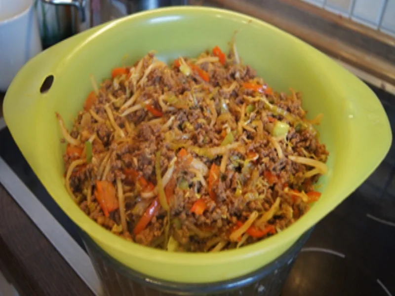 Rezept: Frühlingsrollen mit Rinderhackfleisch und Gemüse Bild Nr. 9 Frühlingsrollen mit Rinderhackfleisch und Gemüse - Rezept - Bild Nr. 9