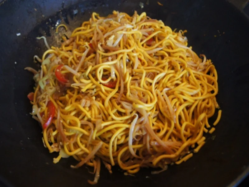 Mie-Nudeln mit Ei und Gemüse und ausgebackenen Hähnchenfleischwürfeln - Rezept - Bild Nr. 2