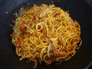 Mie-Nudeln mit Ei und Gemüse und ausgebackenen Hähnchenfleischwürfeln - Rezept - Bild Nr. 2