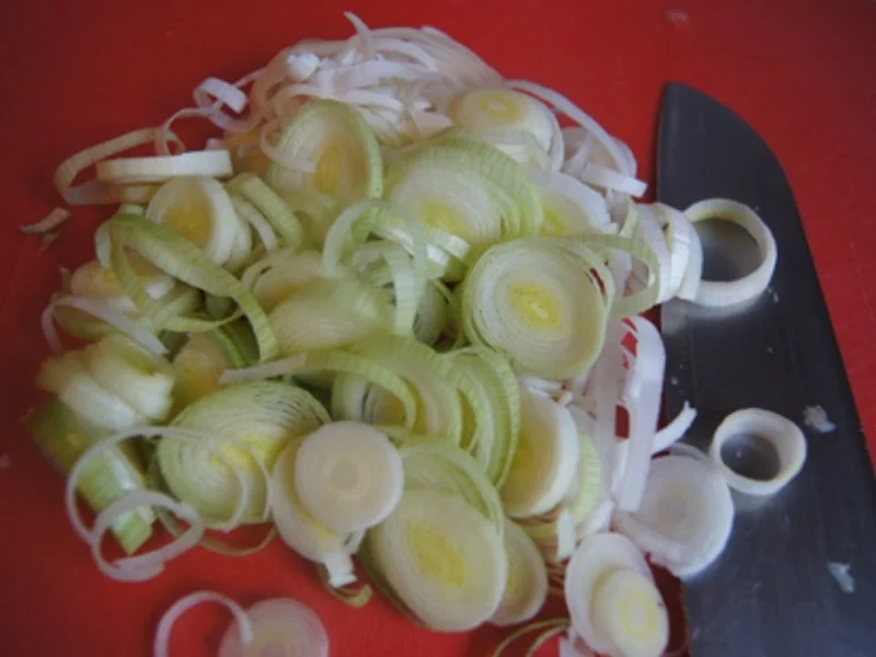 Mie-Nudeln mit Ei und Gemüse und ausgebackenen Hähnchenfleischwürfeln - Rezept - Bild Nr. 7