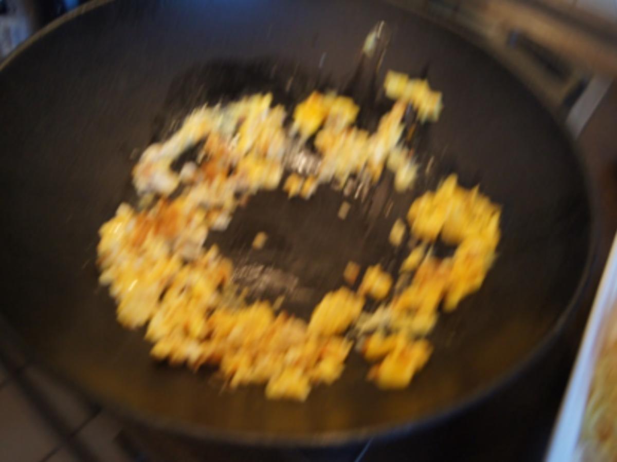 Mie-Nudeln mit Ei und Gemüse und ausgebackenen Hähnchenfleischwürfeln - Rezept - Bild Nr. 9