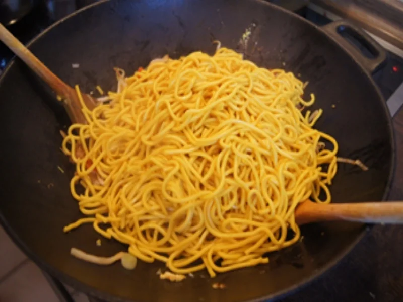 Mie-Nudeln mit Ei und Gemüse und ausgebackenen Hähnchenfleischwürfeln - Rezept - Bild Nr. 11