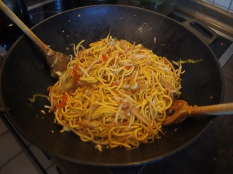 Mie-Nudeln mit Ei und Gemüse und ausgebackenen Hähnchenfleischwürfeln - Rezept - Bild Nr. 12