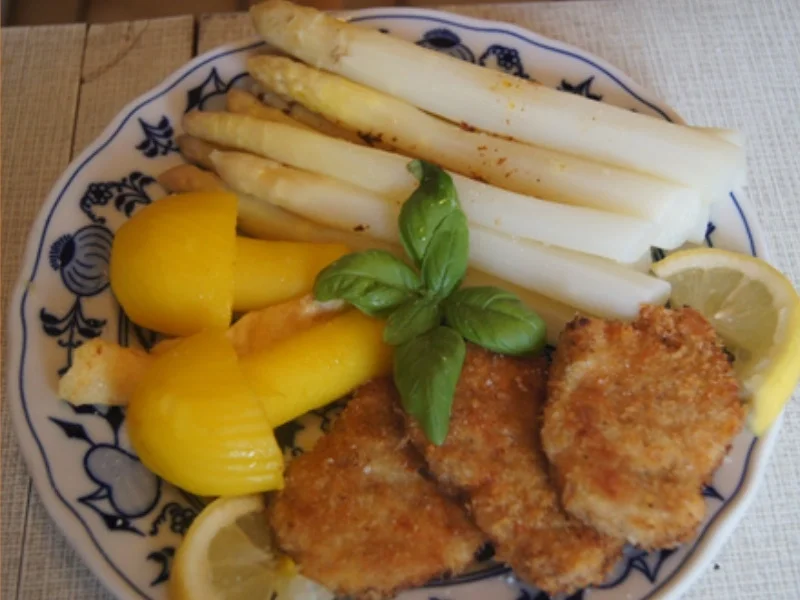 Spargel mit Schweinefilet-Medaillons und Kartoffelpilzen - Rezept - Bild Nr. 2