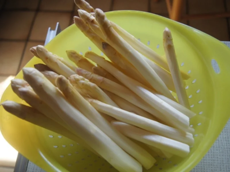 Spargel mit Schweinefilet-Medaillons und Kartoffelpilzen - Rezept - Bild Nr. 4