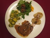 Wildschweinbraten mit Petersilienkartoffeln und Mini-Knödeln - Rezept