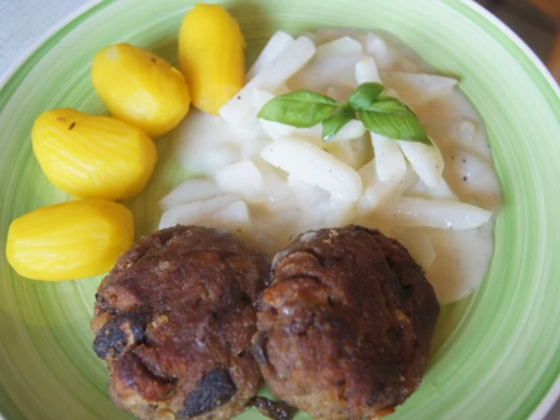 Steinpilz-Rindermett-Buletten mit Rahmkohlrabi und Drillingen - Rezept - Bild Nr. 2