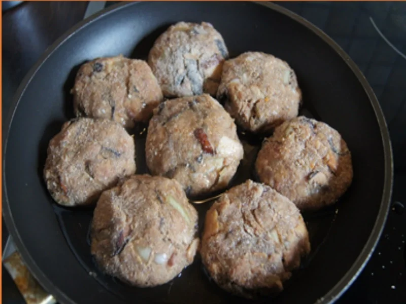 Steinpilz-Rindermett-Buletten mit Rahmkohlrabi und Drillingen - Rezept - Bild Nr. 6