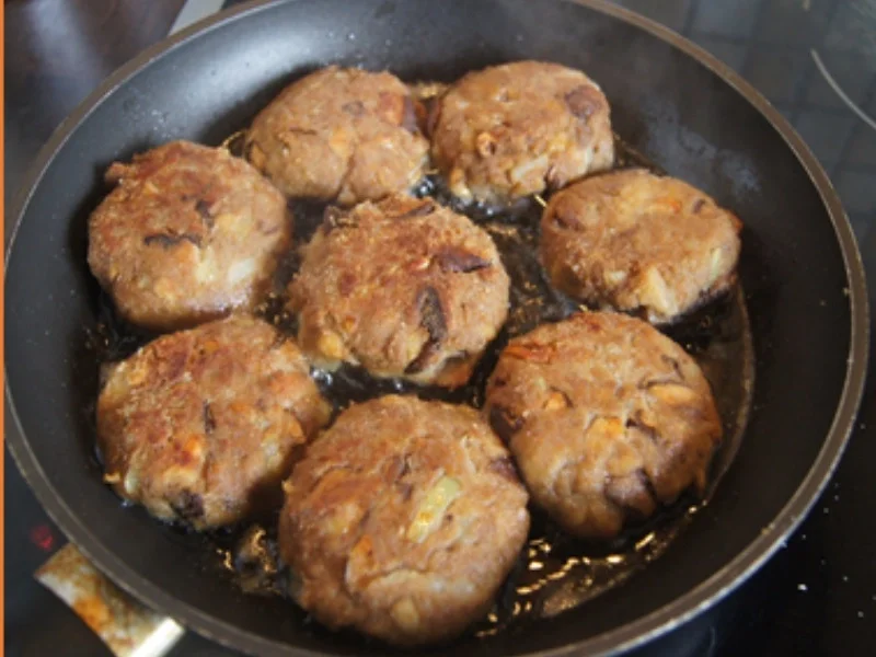 Steinpilz-Rindermett-Buletten mit Rahmkohlrabi und Drillingen - Rezept - Bild Nr. 7