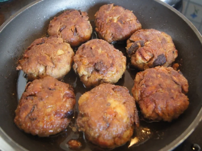 Steinpilz Rindermett Buletten mit Rahmkohlrabi und Drillingen - einfach ...