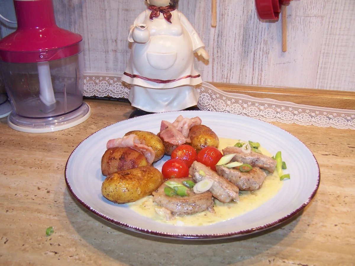 Rezept: Schweinelendchen+Speckkartoffeln +Zwiebelsoße Bild Nr. 11 Schweinelendchen+Speckkartoffeln +Zwiebelsoße - Rezept - Bild Nr. 11