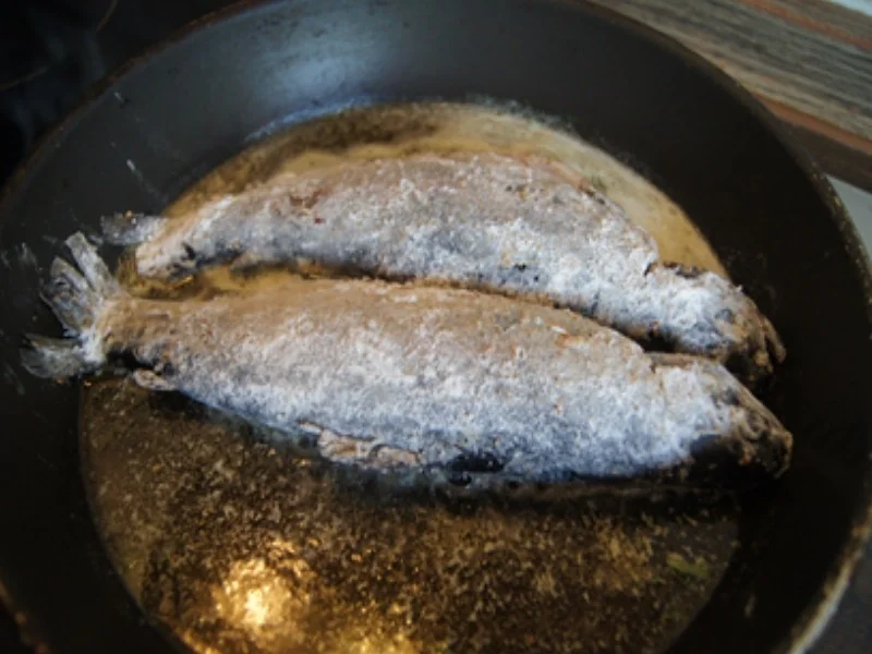 Rezept: Gebratene Regenbogenforelle mit Sesam-Möhrenblüten Bild Nr. 6 Gebratene Regenbogenforelle mit Sesam-Möhrenblüten - Rezept - Bild Nr. 6