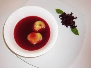 Rezept: Rote-Bete-Suppe mit Thairavioli Rote-Bete-Suppe mit Thairavioli - Rezept