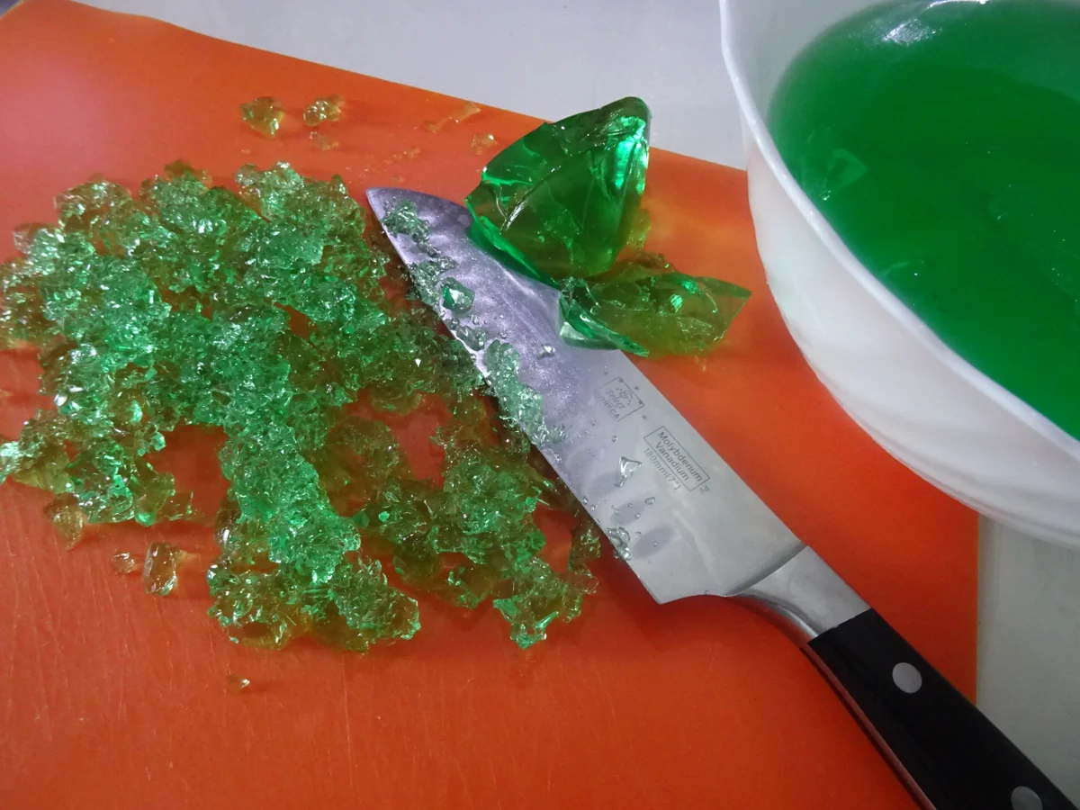 Himbeer-Zitronen-Mousse-Kuppel mit Waldmeister-Topping - Rezept - Bild Nr. 10698