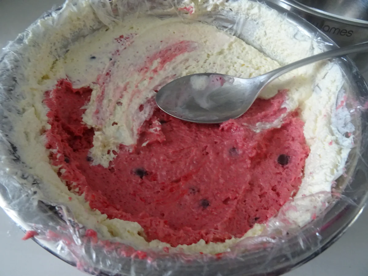 Himbeer-Zitronen-Mousse-Kuppel mit Waldmeister-Topping - Rezept - Bild Nr. 10701