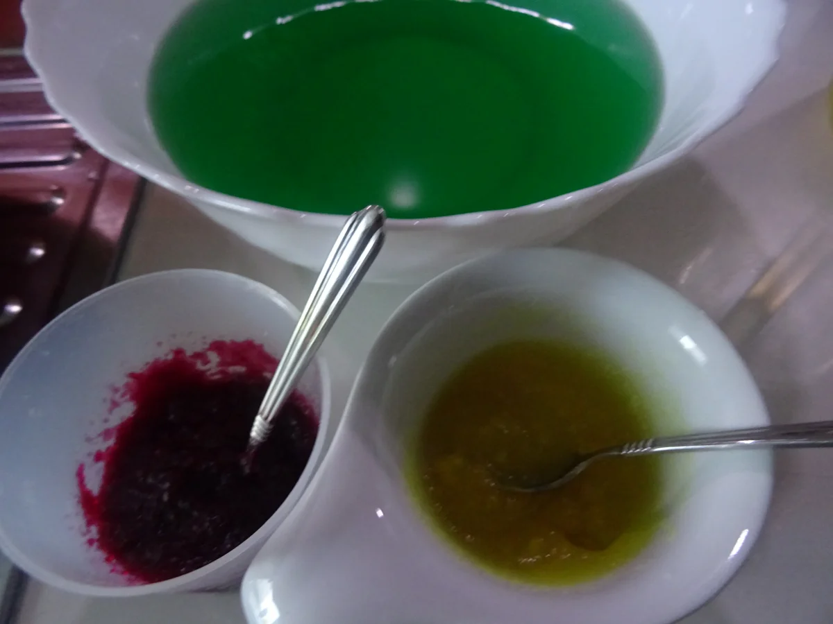 Himbeer-Zitronen-Mousse-Kuppel mit Waldmeister-Topping - Rezept - Bild Nr. 10709